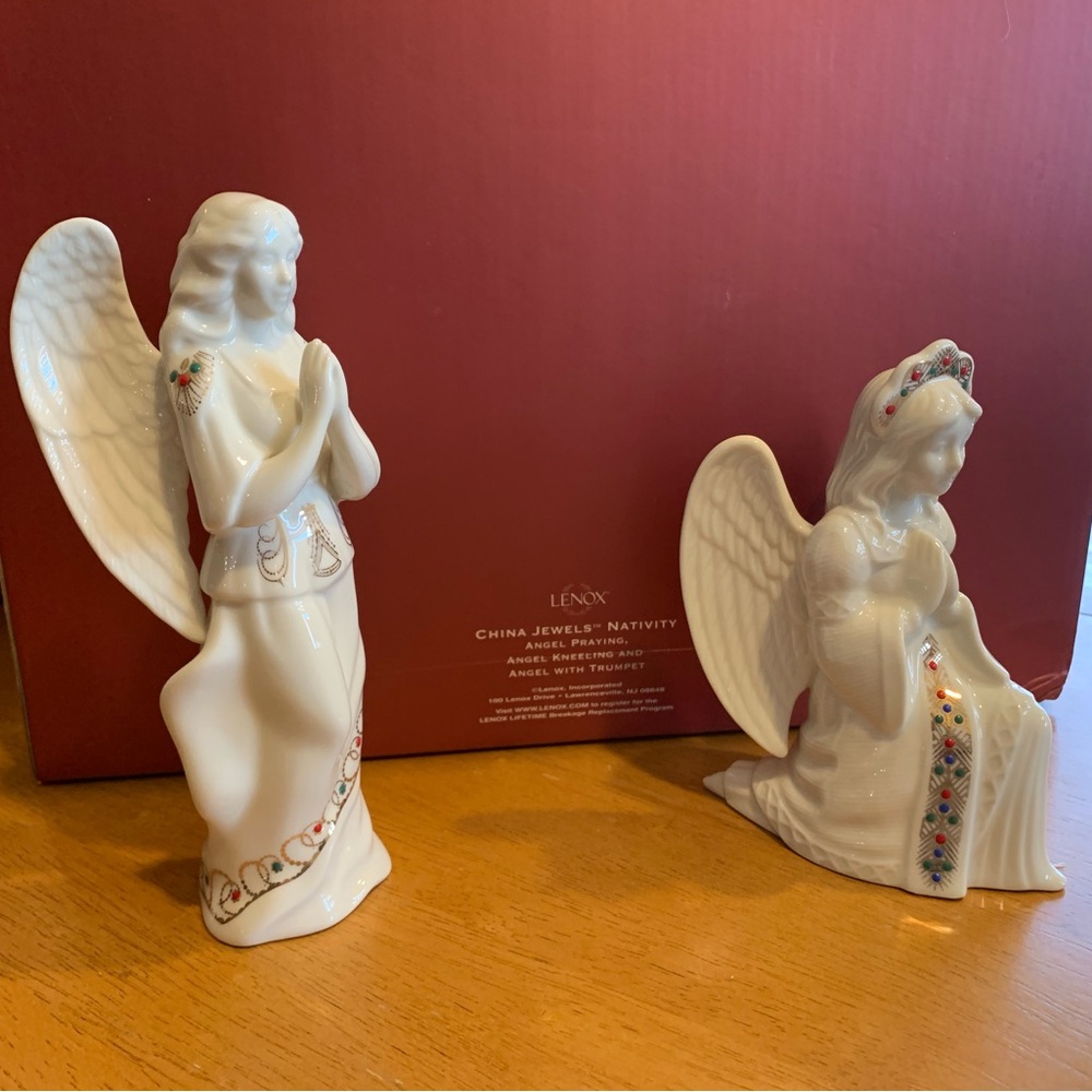 China Jewels Nativity - Praying angel and kneeling angel